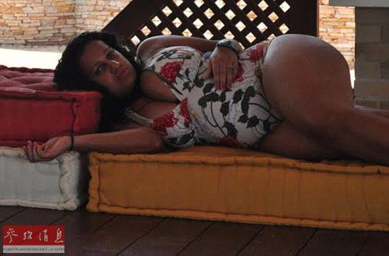 有朋友建议她锻炼减肥，可是Angela认为自己活得很幸福：“那时候丈夫认为我很美，但是朋友和家人却给我带来了不小的压力。”