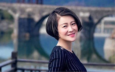 安徽胡乐美女镇长杨春丽拍写真为古镇代言美爆朋友圈！