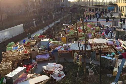 ▲幼儿园拆除工作还在进行之中。图片来自财新网