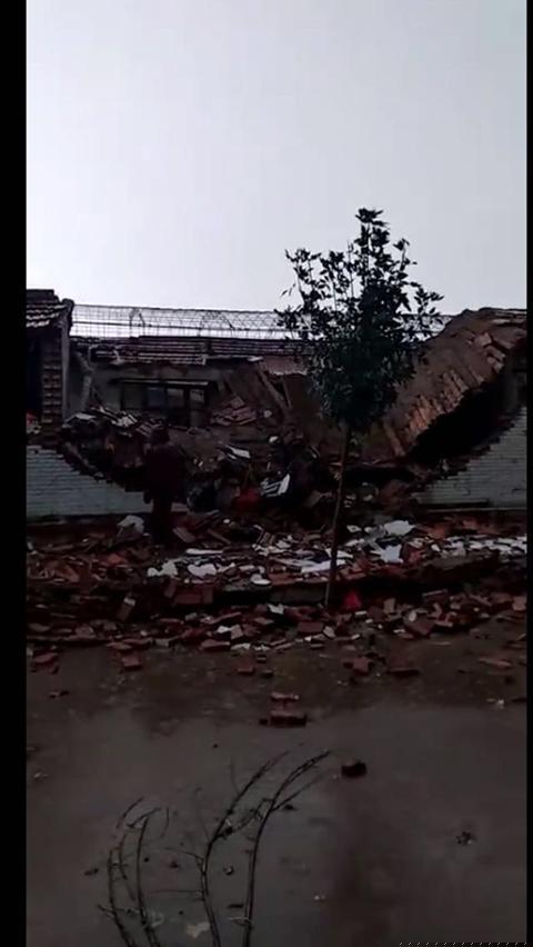 天津静海出现龙卷风 部分房屋倒塌电线杆折断