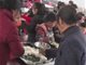学生还没吃完饭 一群大妈冲入食堂抢菜饭带回家