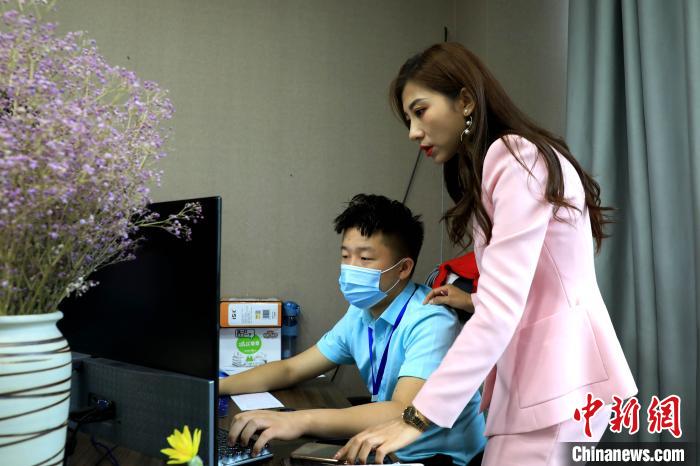 图为，徐小米与其团队工作人员对接工作细节。　孙宏瑗 摄