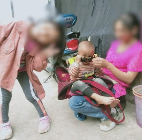 寻人！3岁男童在路边玩时被抱走！