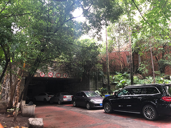 事发小区车库入口。 澎湃新闻记者 王鑫 图