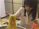 长沙一摊主女孩大口吃父母摊位剩食带火生意